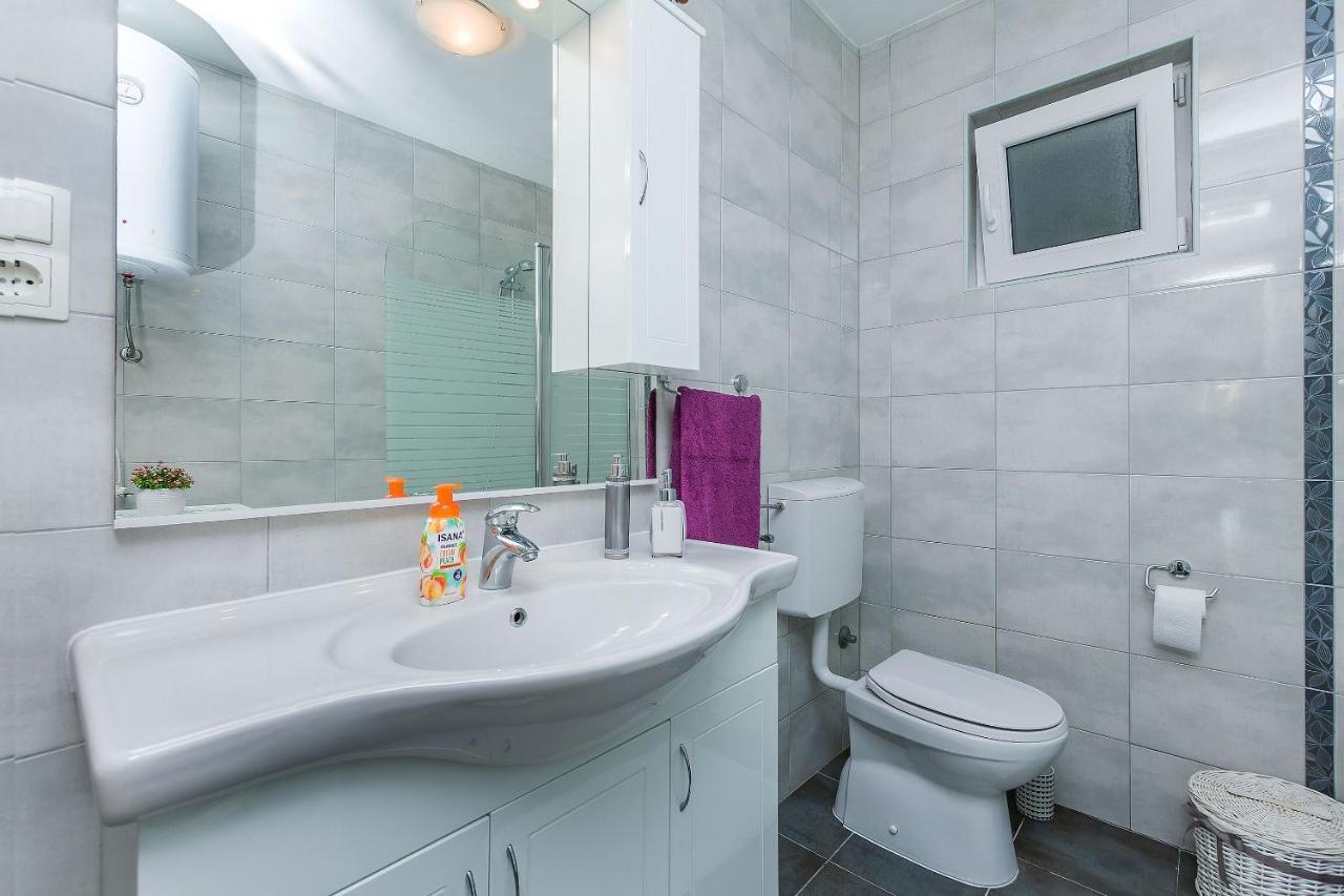 Apartment And Rooms Tatjana โอมิช ภายนอก รูปภาพ