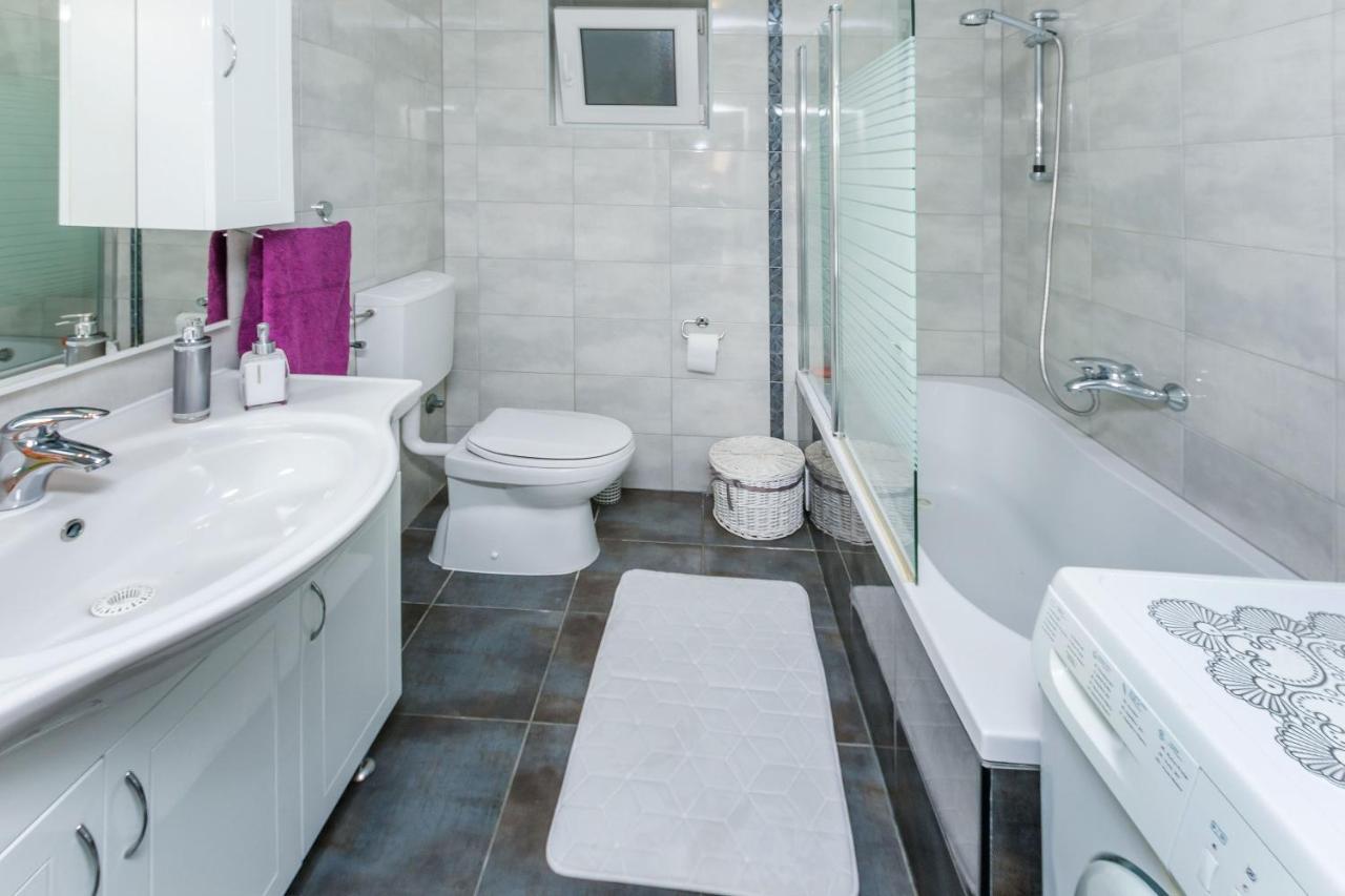 Apartment And Rooms Tatjana โอมิช ภายนอก รูปภาพ